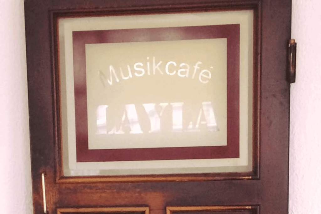 Schwingtür des ehemaligen Magdeburger Musik-Cafés Layla